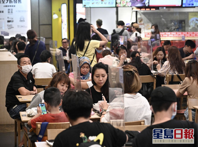 潘麒智指,政府可考慮嘗試分階段解除食肆等室內限聚令。資料圖片