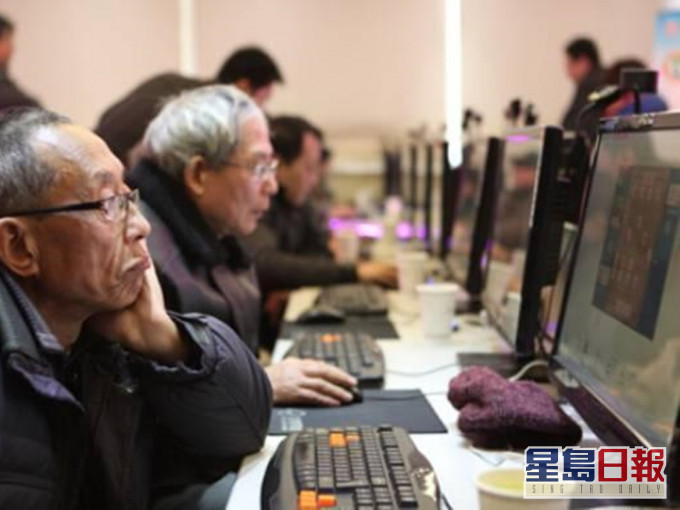 超過10萬名長者每日平均上網超過10個小時,成為「網癮老人」。網上圖片