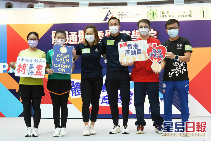 李慧詩(左三)與李振豪(右三)出席商場活動。郭晉朗攝