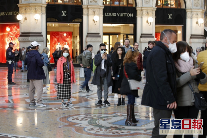 在意大利米蘭市,大部分的民眾都載上口罩。AP