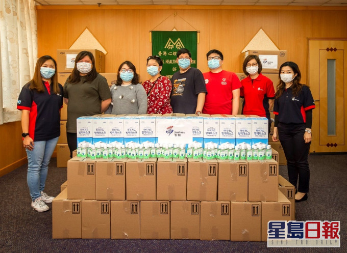 怡和代表往香港心理衞生會探訪精神復元人士,派發口罩及酒精搓手液。博然思維集團圖片