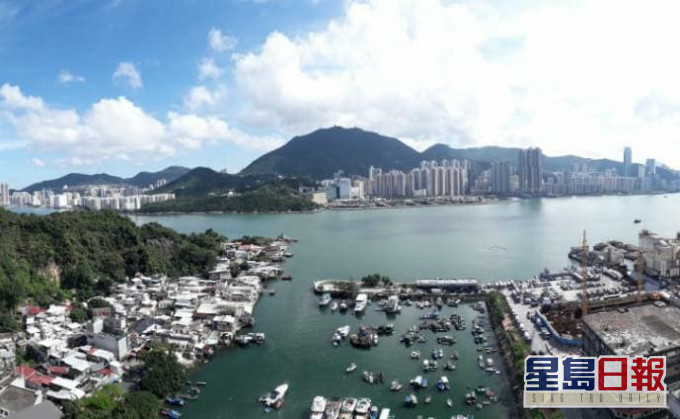 高層向南單位外望鯉魚門一帶海景。