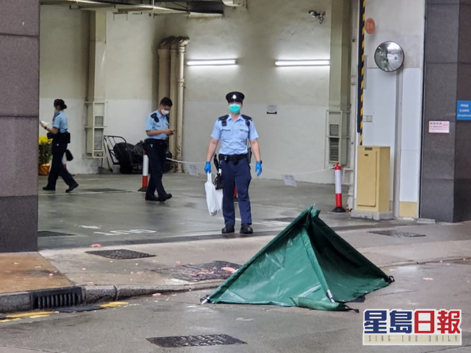 男子跌落在停車場出入口對面路上。