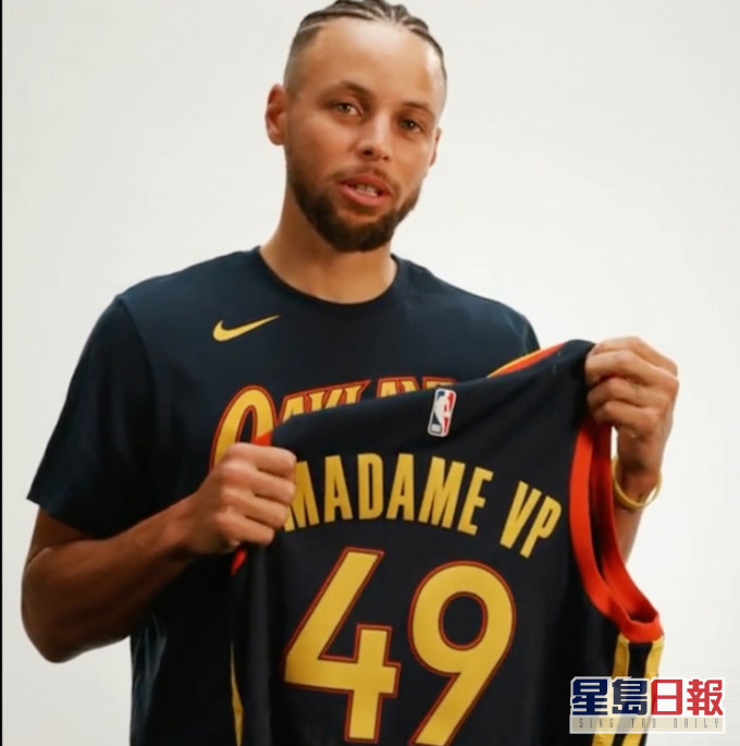 NBA勇士主将赠贺锦丽「49号」球衣。(网图)