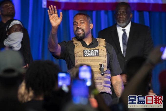 肯伊威斯特在竞选总统首场造势大会，穿著写有「保安」字样的防弹背心，发表漫无边际的演说。AP