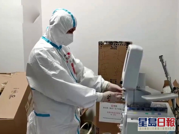 陳建明屬於團隊裡的核心成員。我們現在團隊已經先後進行了50多次ecom的手術。(網圖)