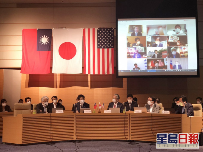 安倍晋三(前排左二)以特别贵宾身分连线致词,指台湾非常重要。网图