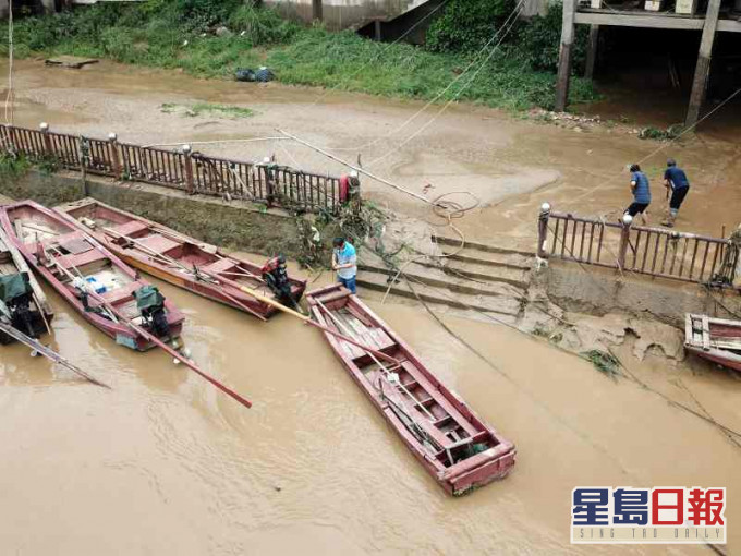 福建顺昌洪水过后居民忙于清理沙泥。新华社