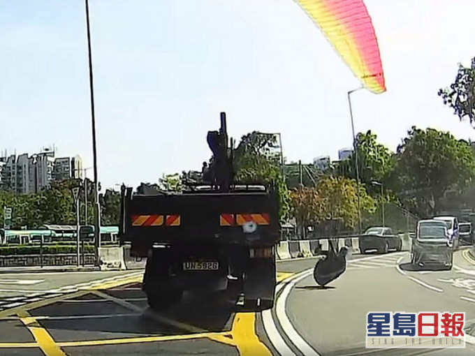 51歲飛行員誤降車路。影片截圖