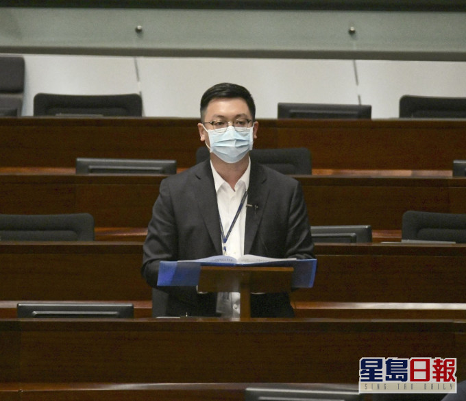勞福局副局長何啟明指經濟好轉僱主會加薪。資料圖片