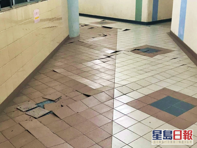近日有人發現大廈走廊的地磚,竟然裂開及拱起,令網民相當驚訝。網民Chiuchun Leung圖片