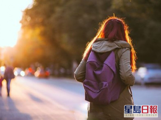 深圳女大学生隐瞒父母及老师游13国回家发烧被隔离，被学校记过处分。（示意图）
