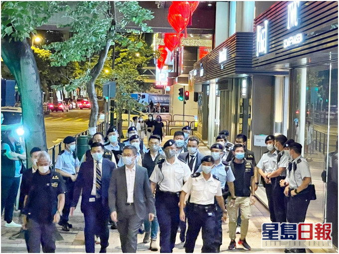 警隊「一哥」蕭澤頤(前排灰西裝)親自督師反罪惡,掃蕩黑幫操控場所。