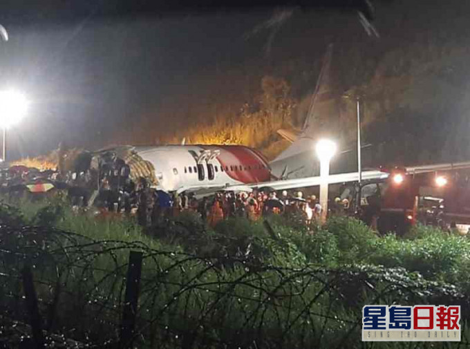 肇事客機機身斷成兩截。AP