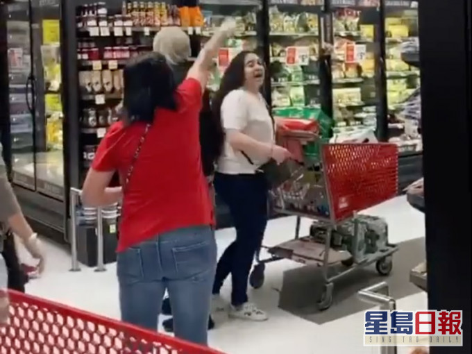 紐約女超市購物未戴口罩。網圖
