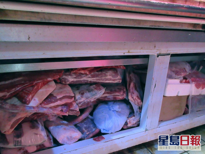 行動中檢獲約130公斤懷疑冷藏牛肉。政府新聞網圖片