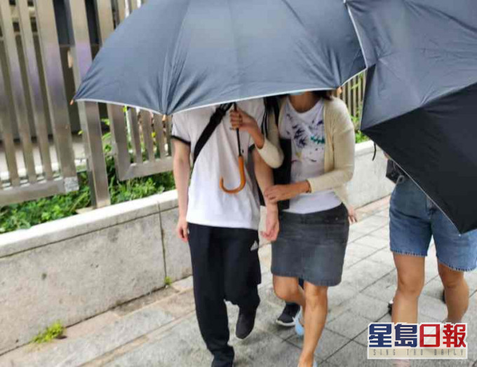 被告文澧鍵(白衫黑褲)。葉君怡