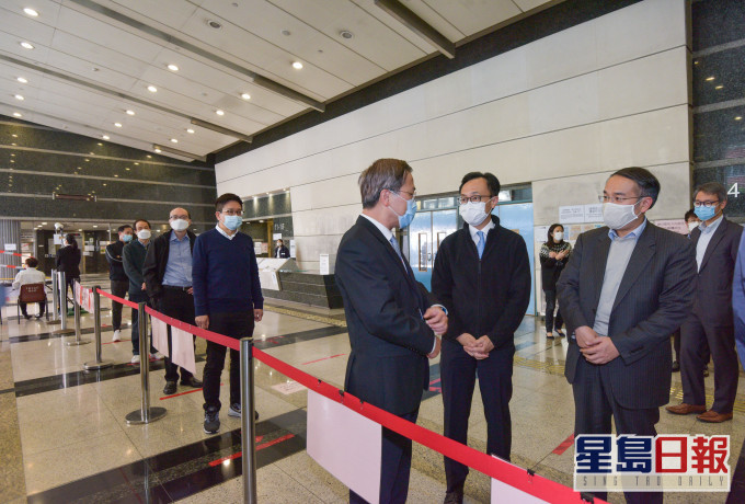 聶德權及許正宇到訪長沙灣政府合署進行視察。政府新聞網圖片