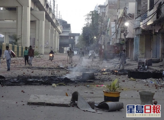 印度連日爆發衝突,當地街頭一片狼藉。AP