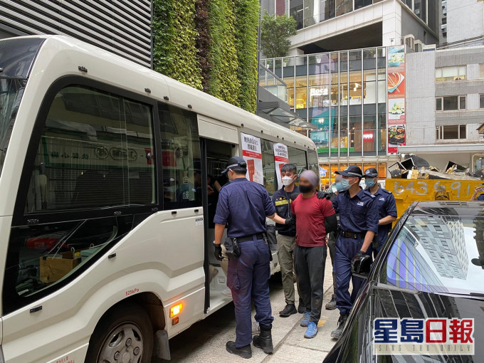 入境處於行動中共拘捕17名懷疑非法勞工及10名涉嫌聘用非法勞工的人士。