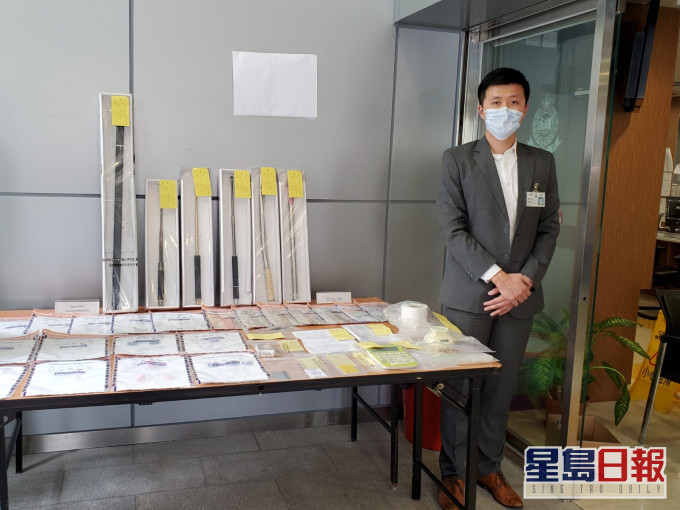 警方昨晚天水围捣破一个区内的毒品分销中心及武器库。 蔡楚辉摄