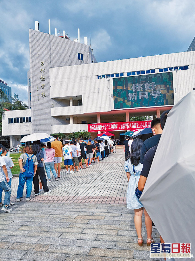 ■福建仙遊出現疫情後,福州大學的學生排隊接受檢測。