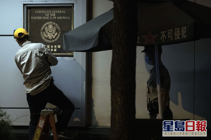 美国驻成都总领事馆大门铭牌被拆。 AP