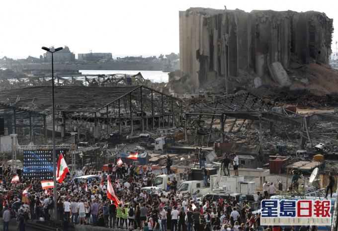 黎巴嫩貝魯特港口大爆炸發生一星期,民眾在爆炸地點附近聚集悼念死者。AP圖片