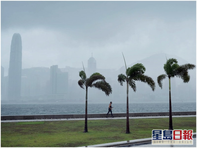 今日大致多云,间中有狂风骤雨及雷暴,雨势有时颇大。