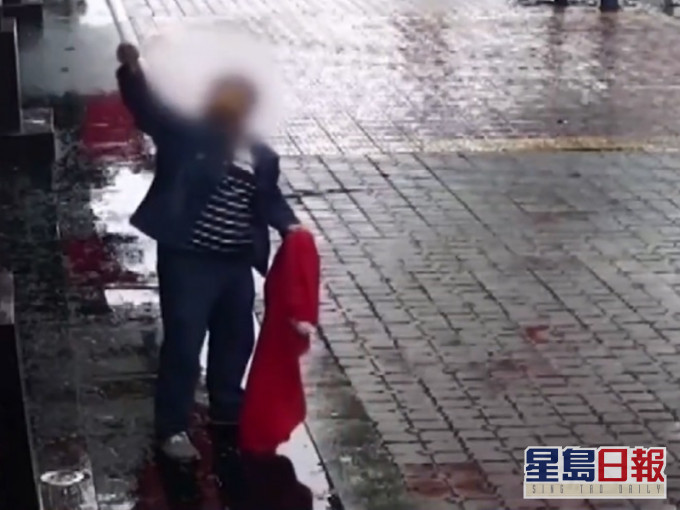 男子指由於最近心情不好才踩踏國旗。網上影片截圖
