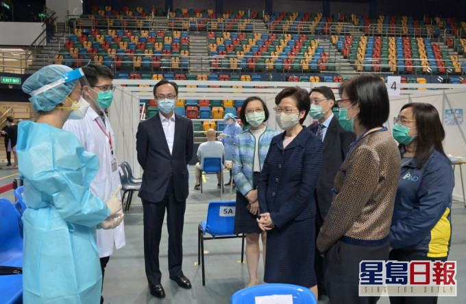林鄭月娥聯同聶德權陳肇始到訪社區檢測中心。政府新聞處