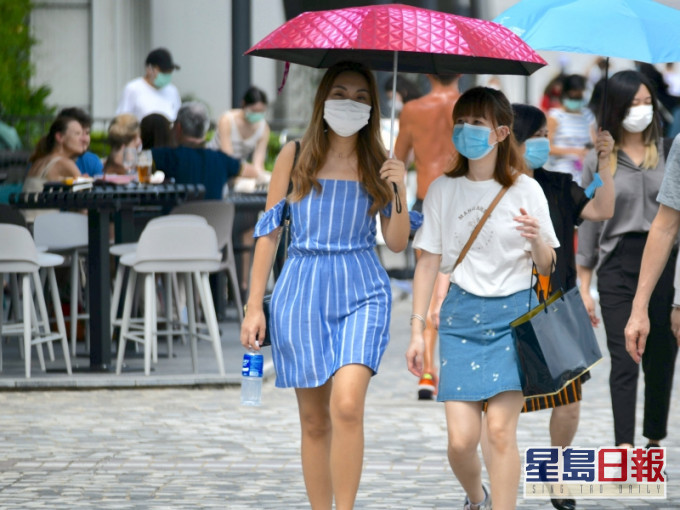 天文台预料本港地区今日大致多云,间中有骤雨及狂风雷暴。