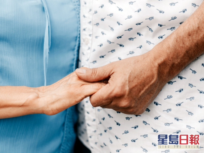 80歲老爺欲娶包養30年內地女友,新抱擔憂因此失公屋繼承資格。unsplash圖片