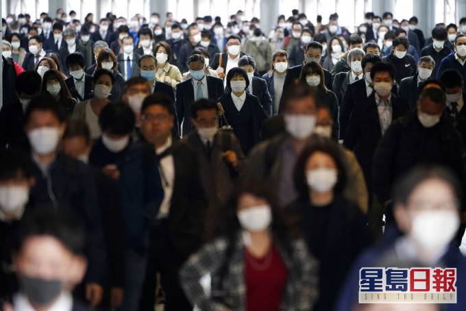 日本民衆戴口罩外出防疫。AP