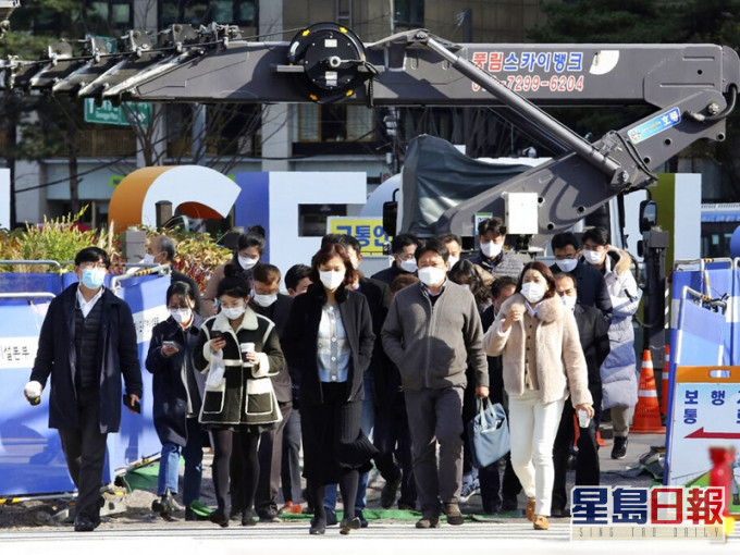 南韓新增438宗新冠肺炎確診個案，是連續第2天在500宗以下。AP圖片