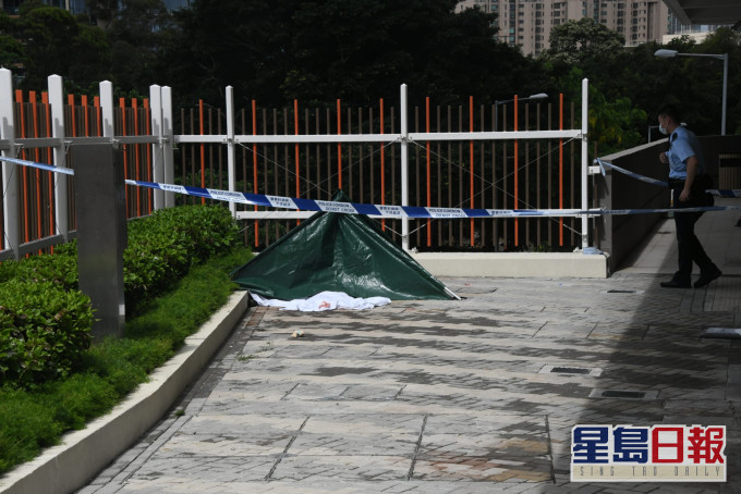 事主遺體由帳篷遮蓋。 梁國峰攝