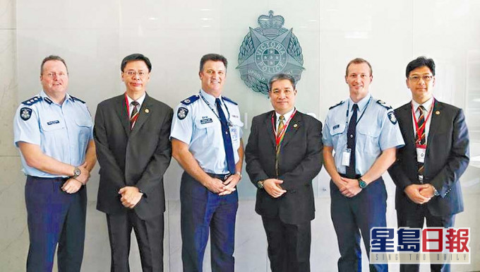 2013年香港代表團拜訪維多利亞助理警務處長（道路警務）Robert Hill（左三）。《警聲》圖片