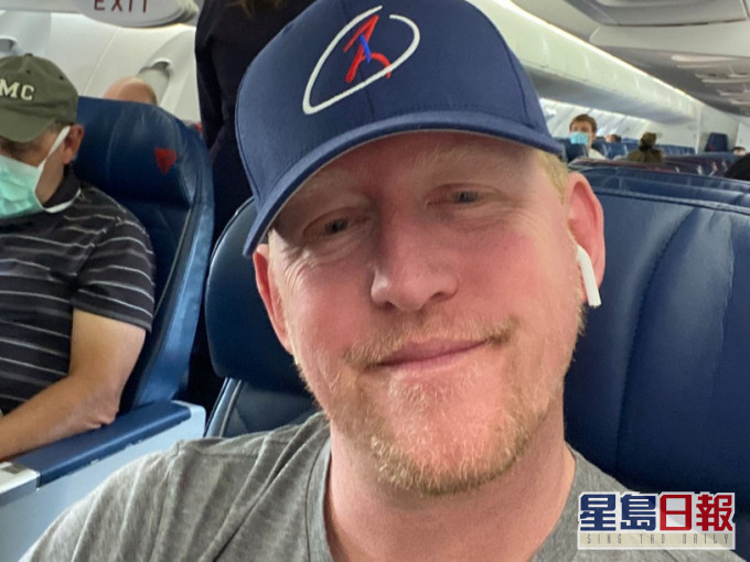 奧尼爾乘搭達美航空公司客機途中在機艙內脫下口罩。奧尼爾推特相片