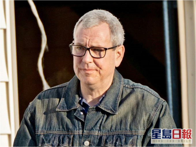 白人校长霍利安(John Holian)要求黑人学生下跪道歉捱轰。网图