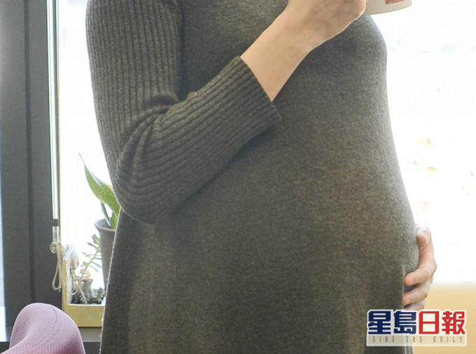 男網民去年請假陪伴妻子分娩,今年又要陪伴懷孕女友。示意圖片