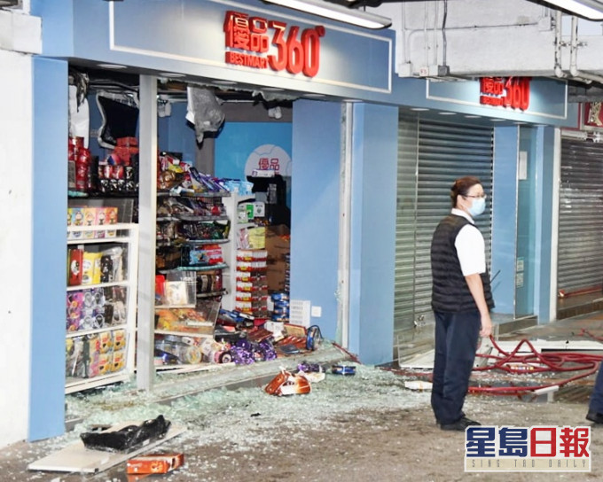 橱窗玻璃碎片与店内货物散落一地,部分货物被烧毁。