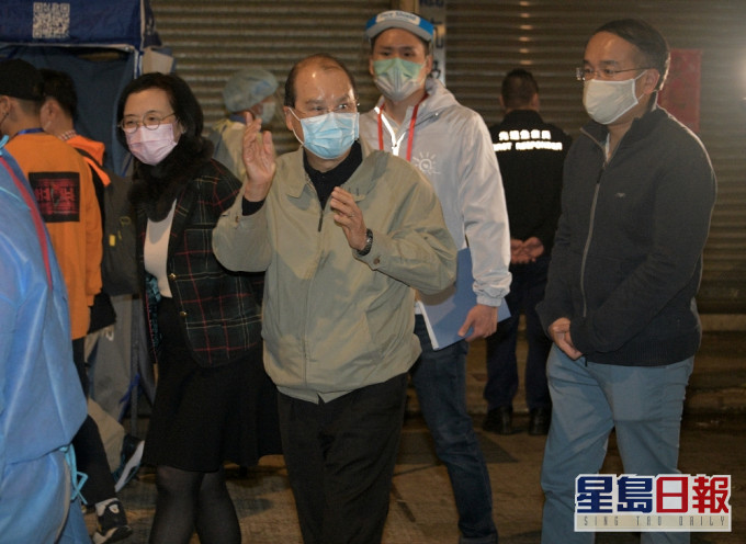 張建宗視察圍封行動情況。資料圖片