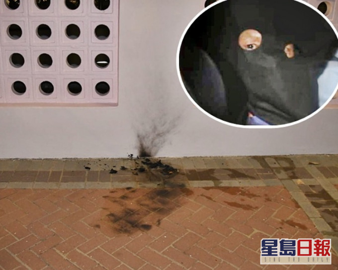 被告黄锦全当日被警方黑布蒙头带走。资料图片