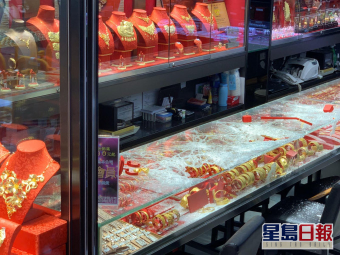 玻璃飾櫃被打破。梁國峰攝