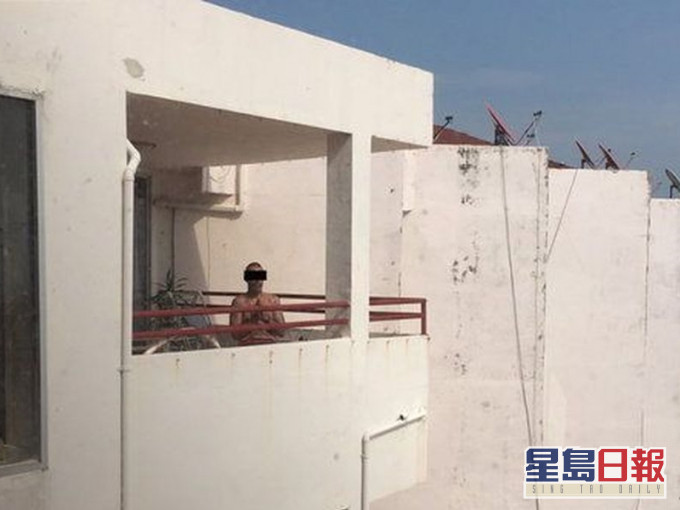 事後戴夫一直站在陽台上,雙手合十狀似祈禱。 網圖