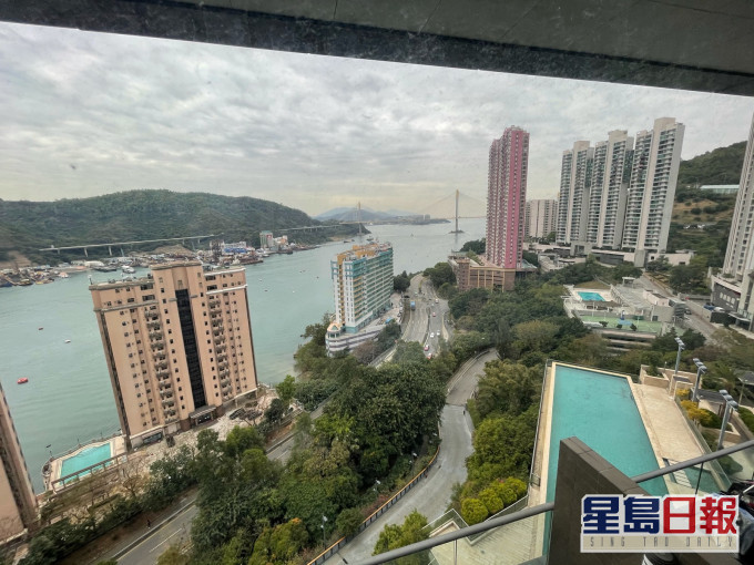 外望汀九橋及青馬大橋一帶海景。