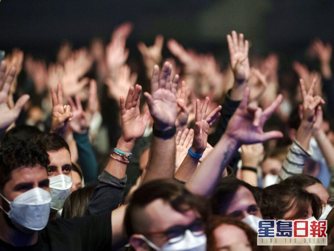 西班牙一个场馆内举行5,000人的摇滚音乐会。AP图片