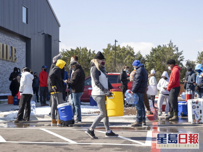 美國東南部數個州份遭受特大暴風雪侵襲,導致連日停電及斷水。AP圖片