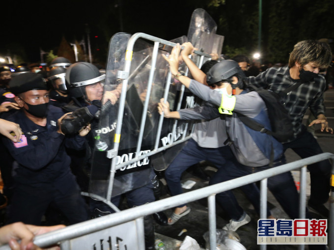 政府在清晨4時頒布緊急法,其後警方開始清場。AP圖片