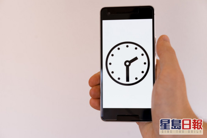有教师抱怨,有家长凌晨仍传讯息要求帮儿子寻文具、手册等。示意图片
